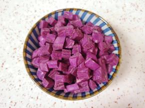 紫薯去皮切成小丁。