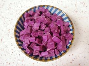 紫薯去皮切成小丁。