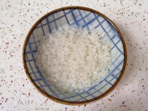 大米淘洗干净。