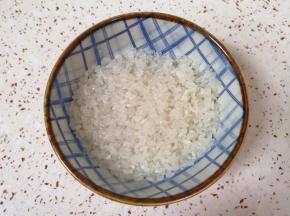 大米淘洗干净。