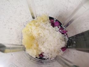 准备好的食材一起放入破壁机。