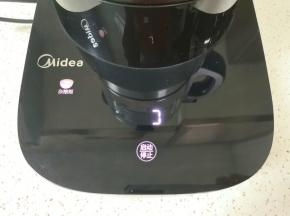 选择破壁机的“杂粮糊”功能启动。