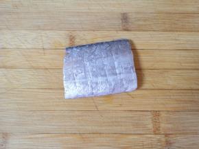 带鱼段清洗干净，横着用刀切几道，腌制的时候容易入味。