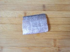 带鱼段清洗干净，横着用刀切几道，腌制的时候容易入味。