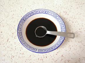 碗里加入2大勺红烧酱油和3勺温水，根据自己的口味加入糖和盐，搅拌均匀调成红烧汁备用。