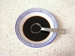 碗里加入2大勺红烧酱油和3勺温水，根据自己的口味加入糖和盐，搅拌均匀调成红烧汁备用。