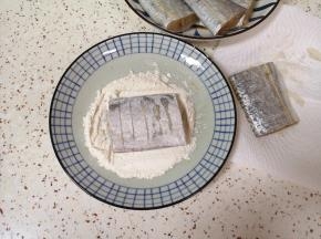 盘子里放入酥香炸粉，腌制好的带鱼段用厨房腌制吸干水分，表面裹上一层酥香炸粉。