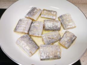 平底锅倒适量的食用油烧热，放入带鱼段。