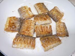 中火煎至两面金黄，盛出备用。