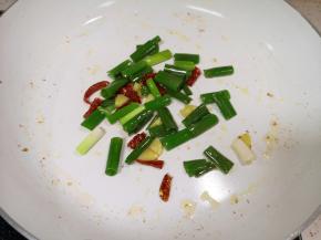 锅里继续倒油烧热，下入葱姜干红辣椒炒香。