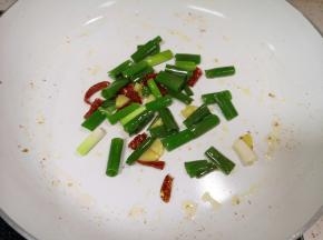 锅里继续倒油烧热，下入葱姜干红辣椒炒香。