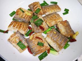 下入煎好的带鱼段翻炒均匀。