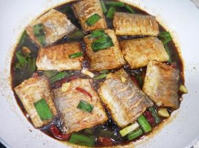 加入调好的红烧汁翻炒。