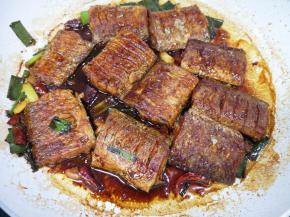 中小火煮至带鱼段入味关火。