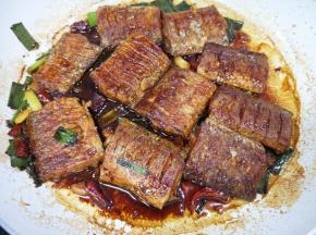 中小火煮至带鱼段入味关火。