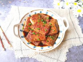 盛出撒上葱花。