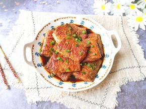 盛出撒上葱花。