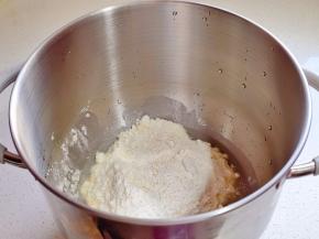 水+高筋面粉+全麦粉倒入厨师机中。