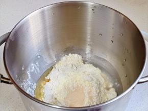 加入奶粉，酵母粉，启动揉面。