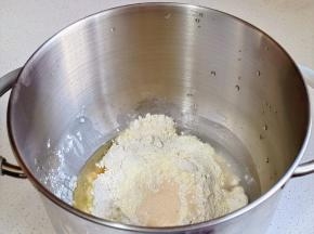 加入奶粉，酵母粉，启动揉面。