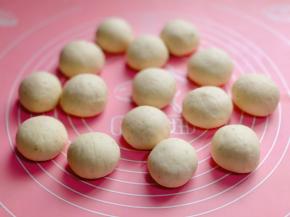 再揉圆，盖上保鲜膜松弛10分钟。