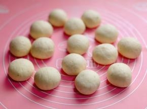 再揉圆，盖上保鲜膜松弛10分钟。