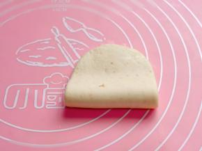 翻面刷橄榄油对折。