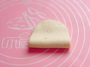 翻面刷橄榄油对折。