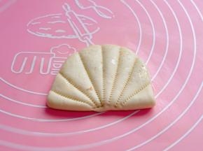 用干净的梳子压出印记。