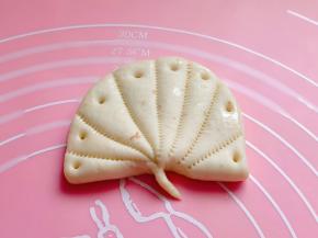 用剪头筷子扎小洞，捏出荷叶梗。