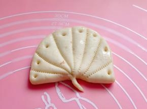 用剪头筷子扎小洞，捏出荷叶梗。