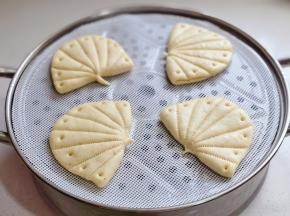 依次做法摆入蒸锅中进行发酵。