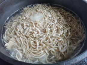 锅中烧开水，放入面条煮熟捞出过凉。