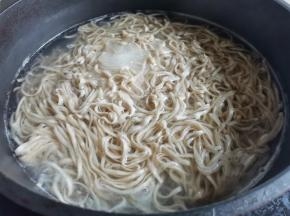 锅中烧开水，放入面条煮熟捞出过凉。
