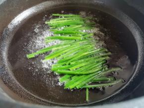 锅中油热，放入葱段，