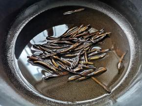 炸至变黑变干捞出，