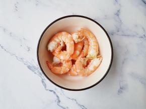 鲜虾洗净煮熟，去壳去虾线备用。