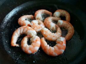 另起锅热油，放入虾仁煎一下，