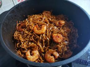 加入面条拌匀，