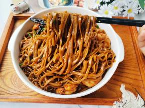 面条劲道爽滑，虾仁肉质鲜嫩，加上巨香无比的葱油，无与伦比的美味！