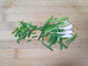 小葱洗干净切成段，留出来一点葱叶后面用。