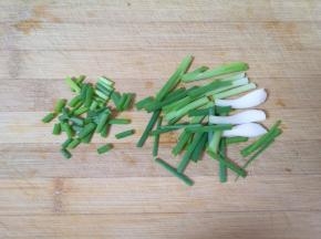 小葱洗干净切成段，留出来一点葱叶后面用。