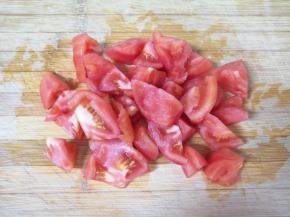 番茄去皮切成小块。