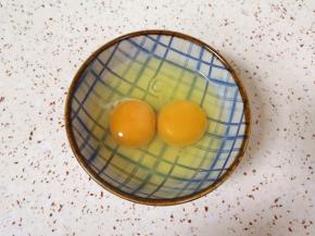 谷物鲜蛋打散。