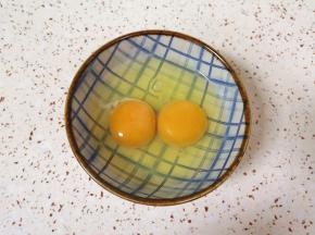 谷物鲜蛋打散。