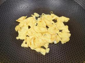 炒锅内倒适量的食用油烧热，倒入蛋液炒熟，盛出备用。