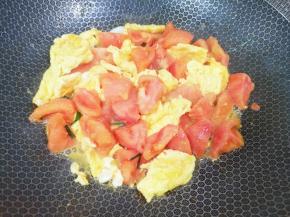 下入炒好的鸡蛋翻炒均匀。