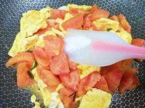 根据自己的口味放盐调味。