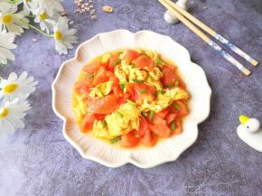 翻炒均匀即可出锅，撒上留出来的葱叶碎。