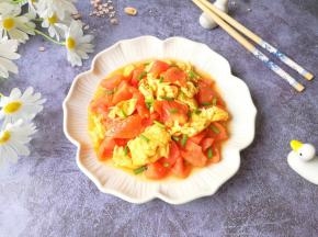 翻炒均匀即可出锅，撒上留出来的葱叶碎。